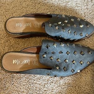 mi.im gray women’s shoes / silver rhinestone’s- Size 6.5